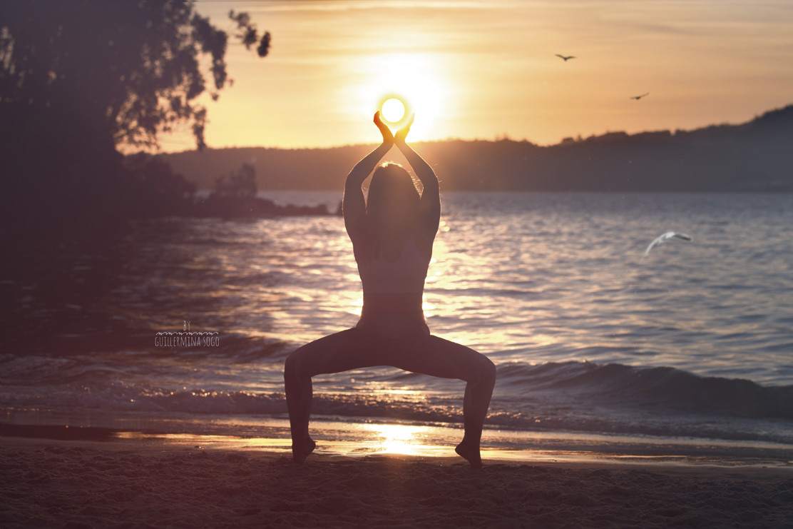 Yoga en una playa de Galicia