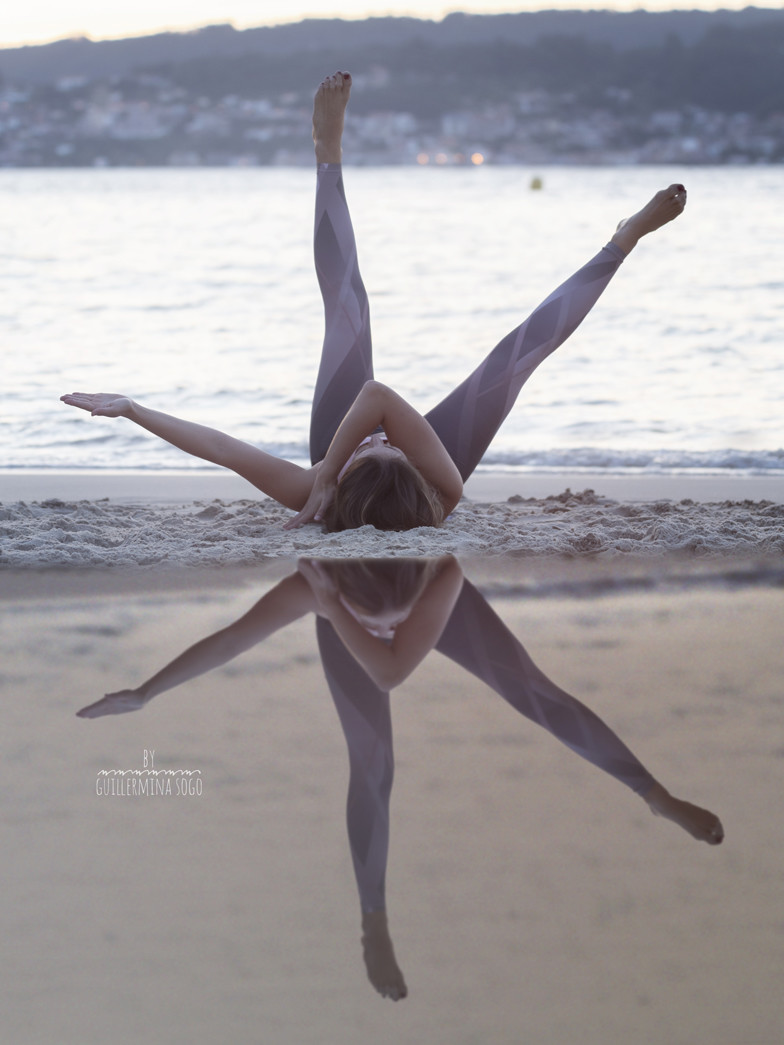 Yoga en una playa de Galicia